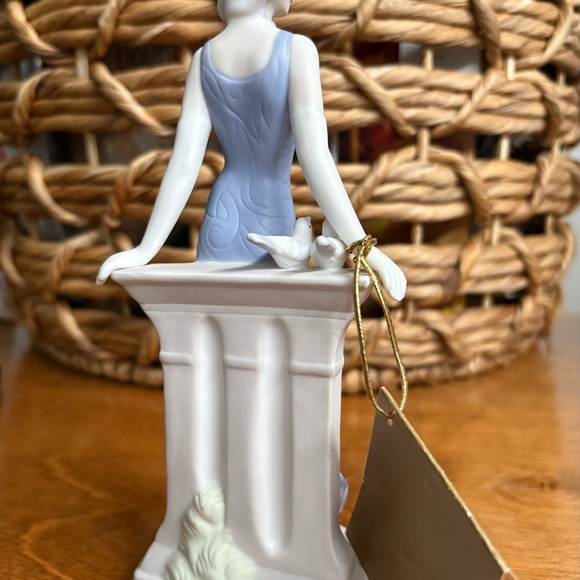 Vintage Porcelain Figurine. “Reflecting on the Party” - Picture 4 of 6